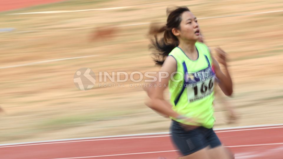 Pelari Jawa Barat, Abigail Dwi Setia, memenangkan lomba di nomor 1.500 meter Putri pada Kejuaran Nasional Atletik 2015 di Stadion Rawamangun, Rabu (02/09/15). Copyright: © Herry Ibrahim/INDOSPORT